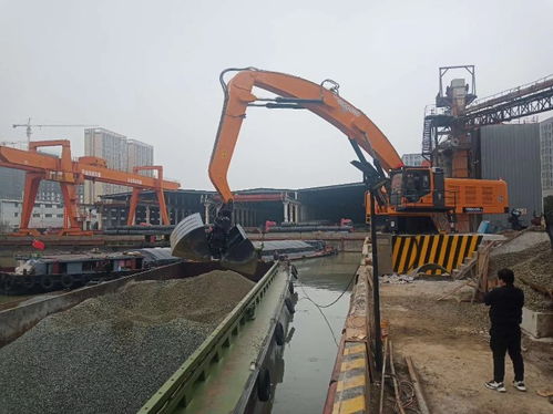 履帶式雙動力液壓碼頭抓料機 高效裝卸服務(wù)的核心設(shè)備