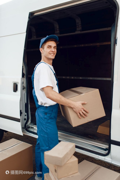 都市脈動中的制服身影 現(xiàn)代送貨員的打包與運(yùn)輸日常